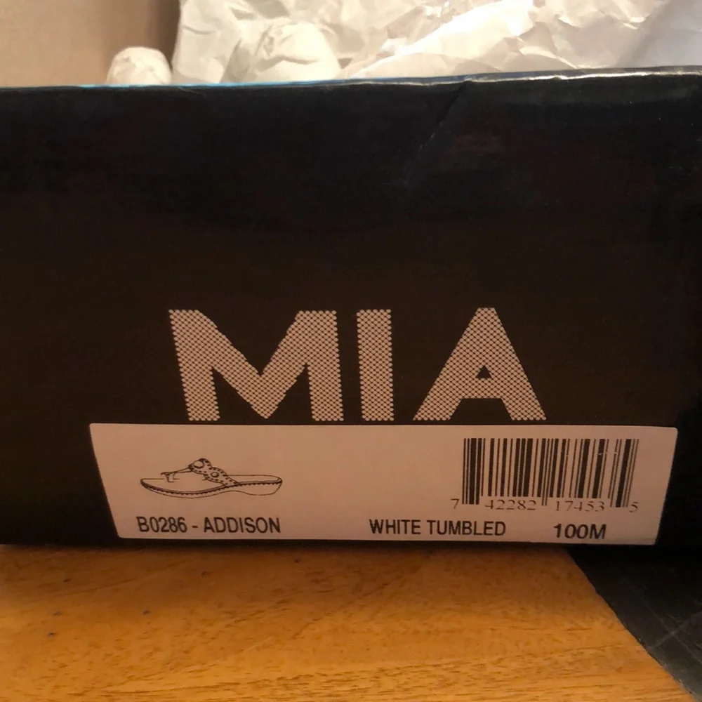 MIA ADDISON White tumbled sandal 10 in original box